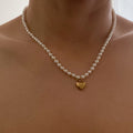 Colar de Pérolas com Coração Dourado