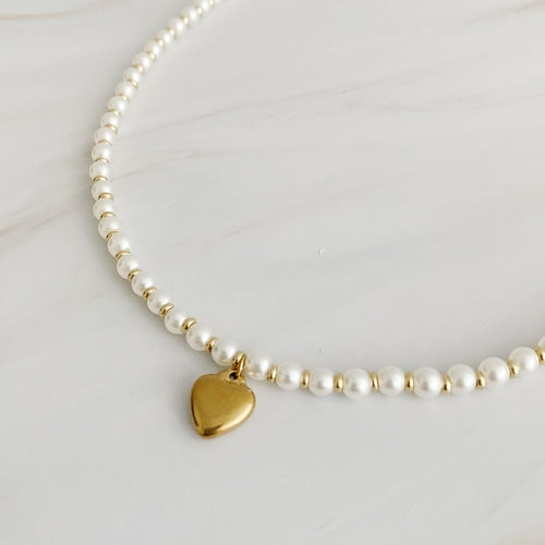 Colar de Pérolas com Coração Dourado
