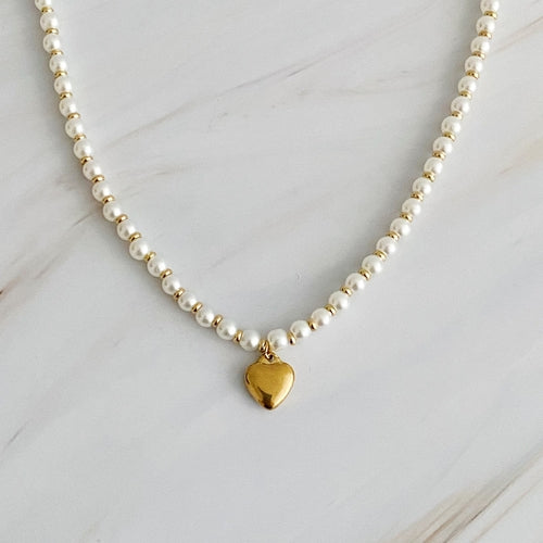 Colar de Pérolas com Coração Dourado