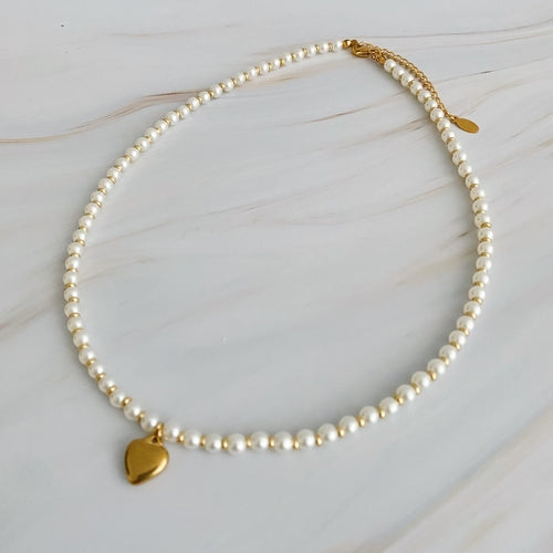 Colar de Pérolas com Coração Dourado
